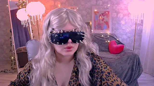 DaisyBloomm online show from March 10, 3:28 pm