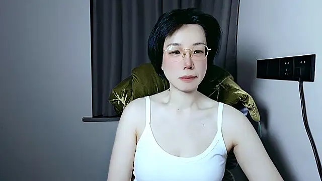 Snapshot of lin_lin_520_520 chatting on May 21, 3:41 pm lin lin 520 520 online show from May 21, 3:41 pm