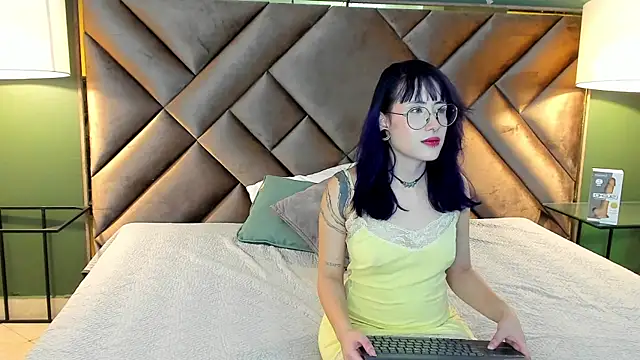 Snapshot of Rache_Roth chatting on April 30, 9:19 pm Rache Roth online show from April 30, 9:19 pm