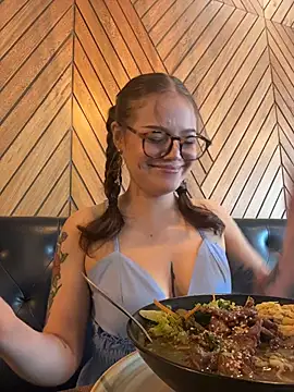 Snapshot of Tallulah_Kinky chatting on April 15, 7:58 pm Tallulah Kinky online show from April 15, 7:58 pm