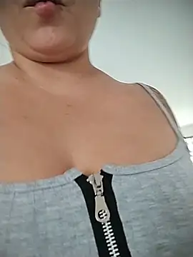 Snapshot of Emimly_Rose chatting on July 28, 3:21 pm Emimly Rose online show from July 28, 3:21 pm