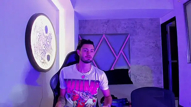 Snapshot of Wolf_Kitty chatting on April 1, 11:44 am Wolf Kitty online show from April 1, 11:44 am