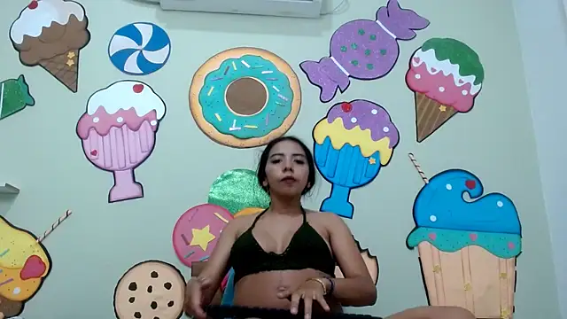 Snapshot of erikaskinny18 chatting on May 28, 8:39 pm erikaskinny18 online show from May 28, 8:39 pm