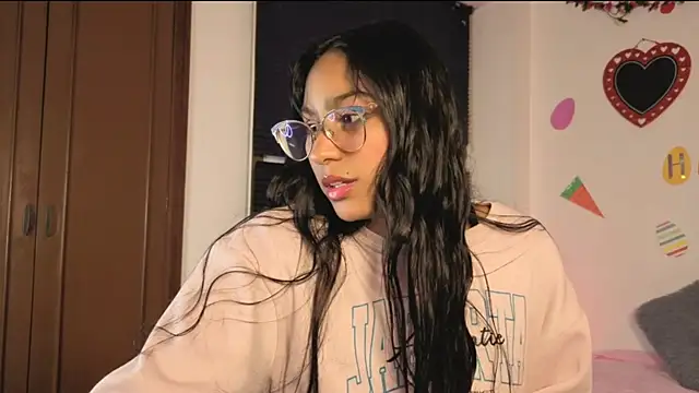 PaulaCutexs online show from April 9, 2:00 am