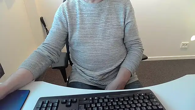 Snapshot of Buggemann chatting on May 12, 3:58 am Buggemann online show from May 12, 3:58 am