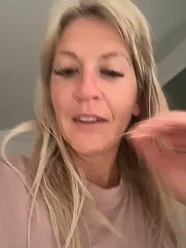 Snapshot of AtomBlondy chatting on June 10, 5:18 am AtomBlondy online show from June 10, 5:18 am