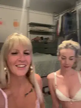 Snapshot of AtomBlondy chatting on June 10, 7:24 pm AtomBlondy online show from June 10, 7:24 pm