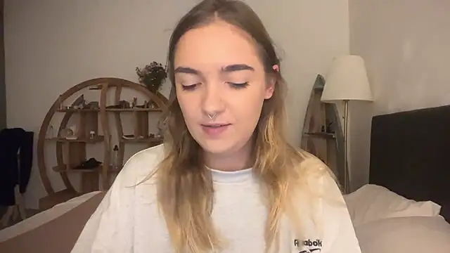 Snapshot of RoxyWet chatting on June 24, 1:43 pm RoxyWet online show from June 24, 1:43 pm