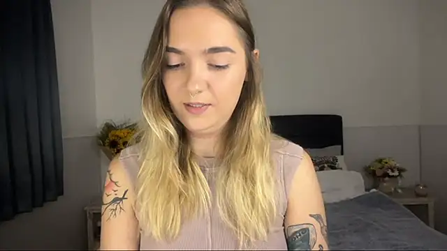 Snapshot of RoxyWet chatting on July 6, 3:03 pm RoxyWet online show from July 6, 3:03 pm