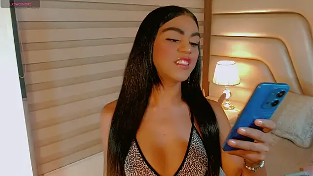 Snapshot of tiifannysexyhot chatting on May 16, 5:37 am tiifannysexyhot online show from May 16, 5:37 am