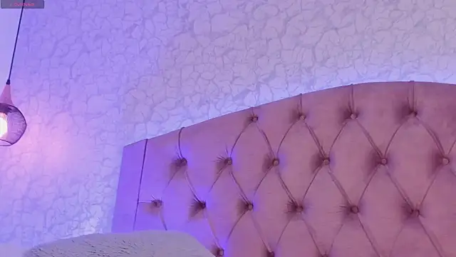 Snapshot of saraa_joness_ chatting on May 17, 6:15 pm saraa joness online show from May 17, 6:15 pm