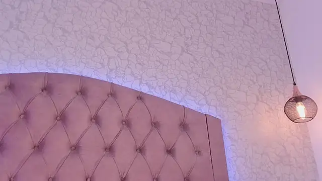 Snapshot of saraa_joness_ chatting on June 11, 7:23 pm saraa joness online show from June 11, 7:23 pm
