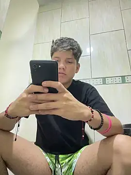 Snapshot of Theus26_ chatting on March 26, 4:18 am Theus26 online show from March 26, 4:18 am