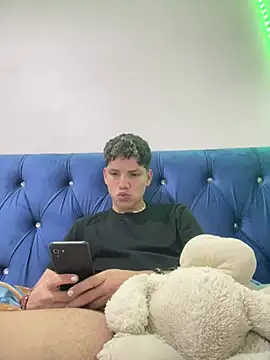 Snapshot of Theus26_ chatting on April 4, 8:28 pm Theus26 online show from April 4, 8:28 pm