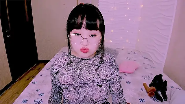 Akiko Yun online show from February 4, 11:38 am