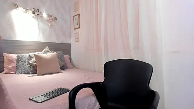 Snapshot of KarolyneLune chatting on June 4, 6:58 pm KarolyneLune online show from June 4, 6:58 pm