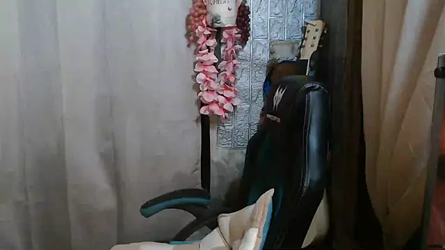 Snapshot of small_13 chatting on May 13, 2:58 pm small 13 online show from May 13, 2:58 pm