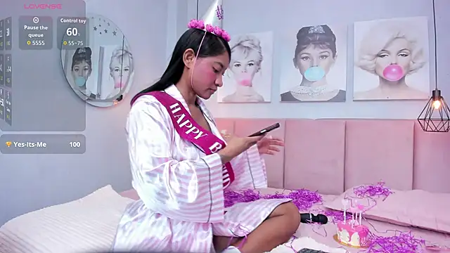tifannygrey  online show from April 28, 6:35 pm