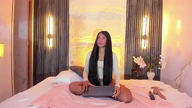 Snapshot of tifannygrey_ chatting on June 4, 6:25 pm tifannygrey online show from June 4, 6:25 pm