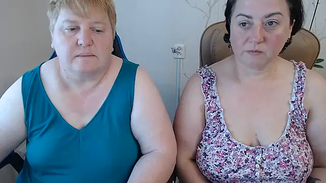 Snapshot of Lindy-Jeanie chatting on July 8, 4:44 pm Lindy-Jeanie online show from July 8, 4:44 pm