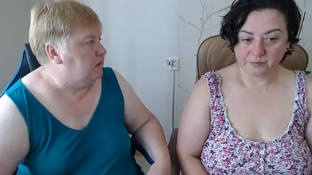 Snapshot of Lindy-Jeanie chatting on July 9, 8:18 am Lindy-Jeanie online show from July 9, 8:18 am