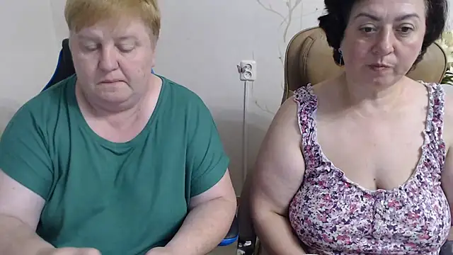 Snapshot of Lindy-Jeanie chatting on July 9, 8:35 pm Lindy-Jeanie online show from July 9, 8:35 pm