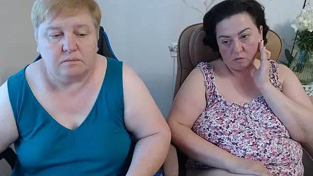 Snapshot of Lindy-Jeanie chatting on July 13, 4:54 pm Lindy-Jeanie online show from July 13, 4:54 pm
