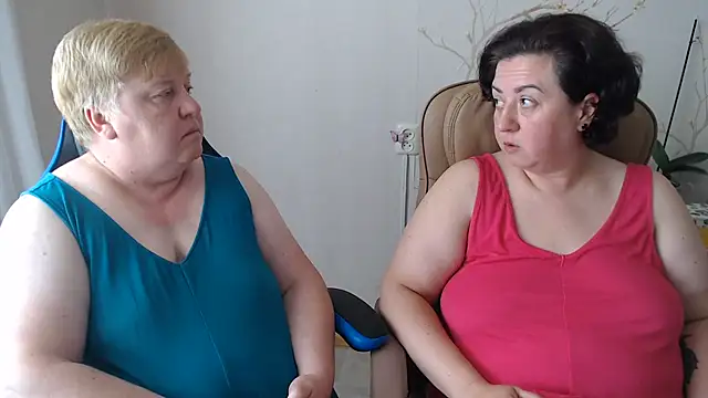Snapshot of Lindy-Jeanie chatting on July 19, 11:25 am Lindy-Jeanie online show from July 19, 11:25 am