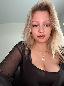 Snapshot of bettyloveu chatting on June 4, 7:47 am bettyloveu online show from June 4, 7:47 am