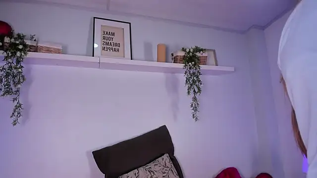 cuttie blondie online show from April 9, 11:15 am