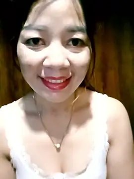 Snapshot of Yiyi102300 chatting on June 11, 12:32 am Yiyi102300 online show from June 11, 12:32 am