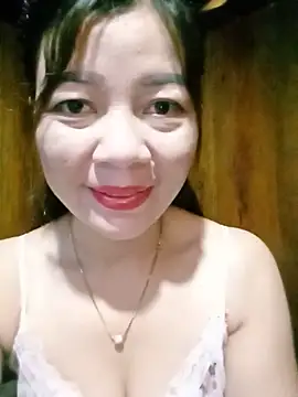 Snapshot of Yiyi102300 chatting on June 18, 1:06 am Yiyi102300 online show from June 18, 1:06 am