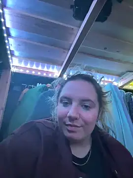 Snapshot of curvyneon chatting on April 16, 5:47 pm curvyneon online show from April 16, 5:47 pm