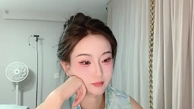 Snapshot of 1X-yiyi chatting on June 23, 2:26 pm 1X-yiyi online show from June 23, 2:26 pm
