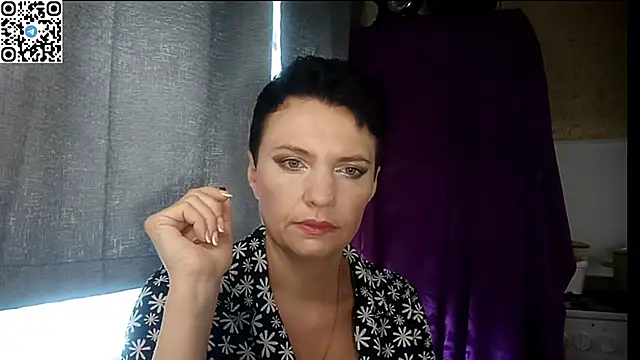 Snapshot of HotMamaQueen234 chatting on June 27, 7:35 am HotMamaQueen234 online show from June 27, 7:35 am