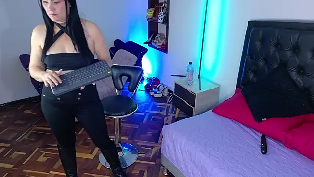 Snapshot of Scarlet_Hiit chatting on July 8, 4:17 am Scarlet Hiit online show from July 8, 4:17 am