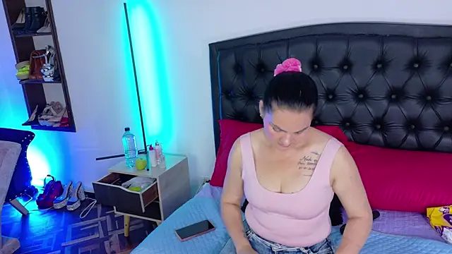Snapshot of Scarlet_Hiit chatting on July 10, 4:28 am Scarlet Hiit online show from July 10, 4:28 am