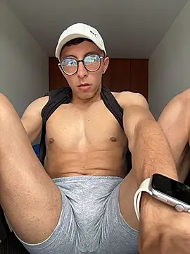 Snapshot of LeonBlazze chatting on March 20, 7:52 pm LeonBlazze online show from March 20, 7:52 pm