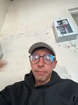 Snapshot of LeonBlazze chatting on June 3, 6:02 pm LeonBlazze online show from June 3, 6:02 pm