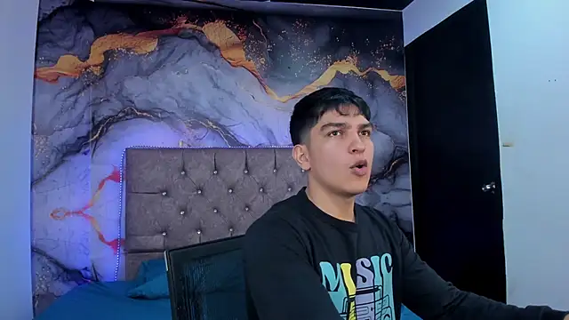 Snapshot of ZytherWolf chatting on March 17, 3:33 am ZytherWolf online show from March 17, 3:33 am