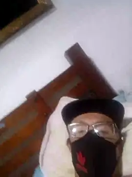 Snapshot of Amberes12 chatting on April 4, 6:44 am Amberes12 online show from April 4, 6:44 am