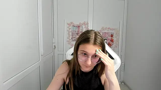 Snapshot of Mia_kristal chatting on June 6, 7:13 am Mia kristal online show from June 6, 7:13 am