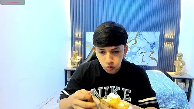 Snapshot of AdrianFranko chatting on May 25, 1:39 pm AdrianFranko online show from May 25, 1:39 pm