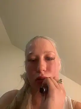 Snapshot of LeniMaria chatting on March 18, 8:23 pm LeniMaria online show from March 18, 8:23 pm