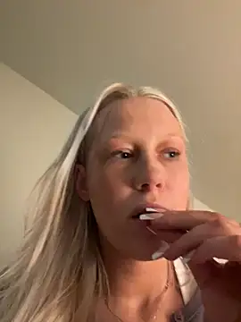 Snapshot of LeniMaria chatting on March 19, 8:02 pm LeniMaria online show from March 19, 8:02 pm