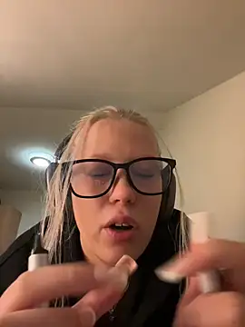 Snapshot of LeniMaria chatting on March 23, 6:12 pm LeniMaria online show from March 23, 6:12 pm