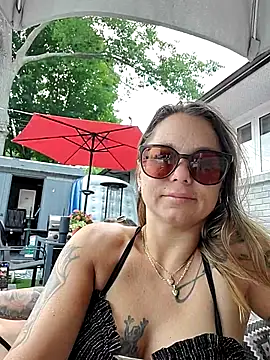 Couple qc online show from June 28, 4:46 pm