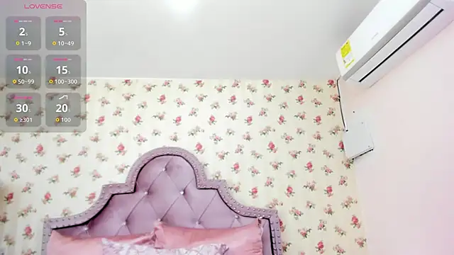 Snapshot of crystal_watson0 chatting on June 16, 2:41 pm crystal watson0 online show from June 16, 2:41 pm