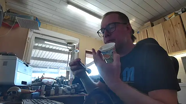 Snapshot of Toebsexxx chatting on March 19, 12:53 pm Toebsexxx online show from March 19, 12:53 pm