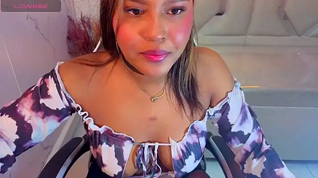 Snapshot of naomitp chatting on June 5, 12:33 pm naomitp online show from June 5, 12:33 pm